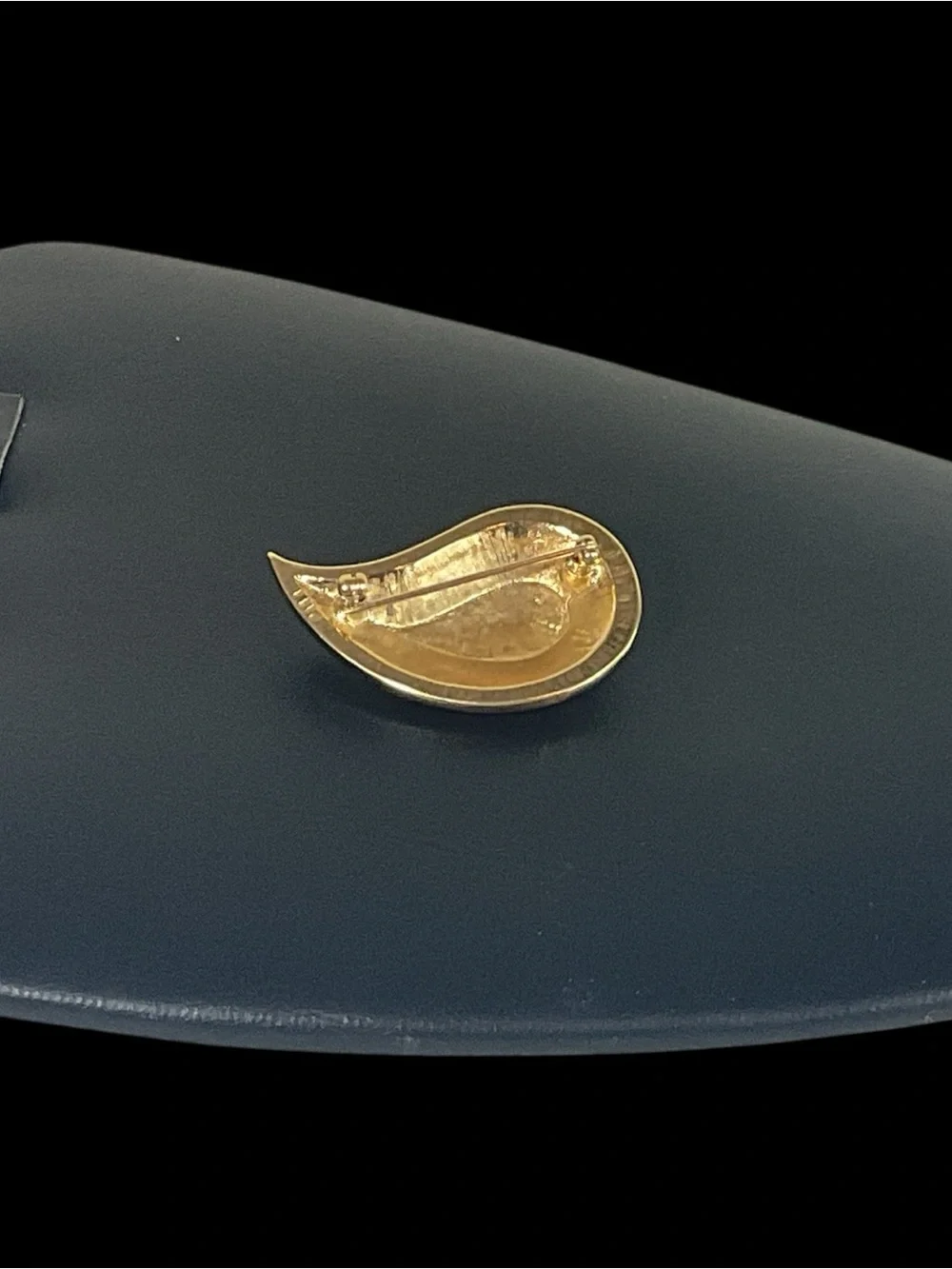 Vintage Gold Tone Paisley Brooch Abstract Teardrop Confetti Cabochon Accent Pin